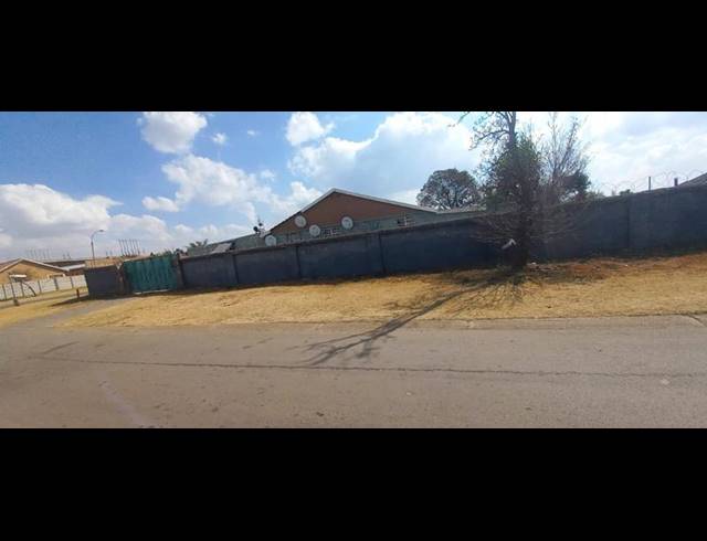 15 BEDROOM HOUSE FOR SALE IN RHODESFIELD